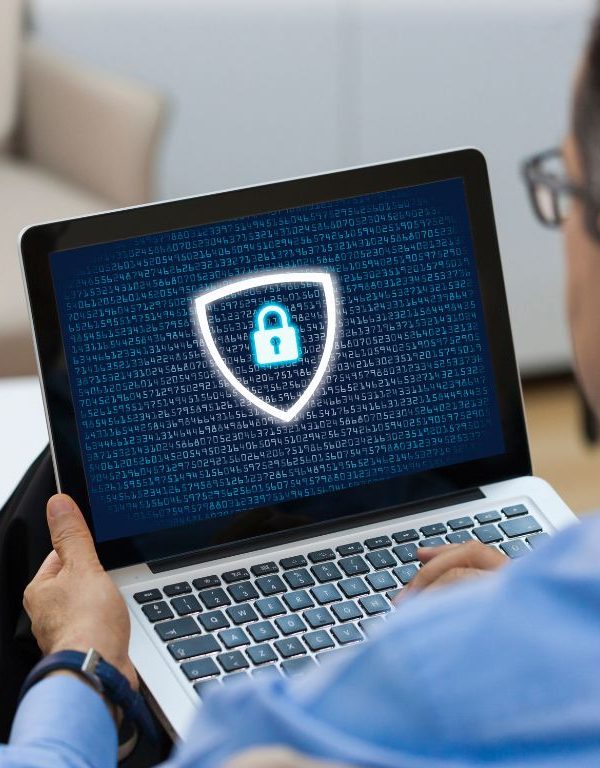 Alumno de un curso online viendo el Reglamento de Tratamiento de Datos