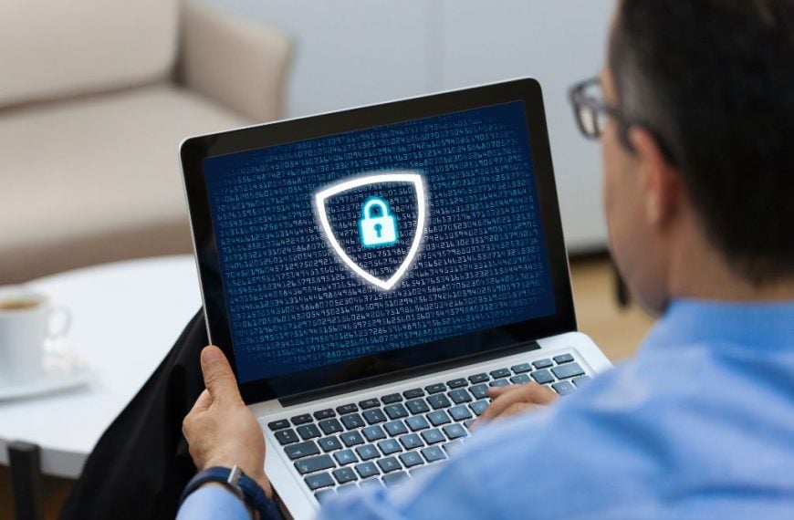 Alumno de un curso online viendo el Reglamento de Tratamiento de Datos