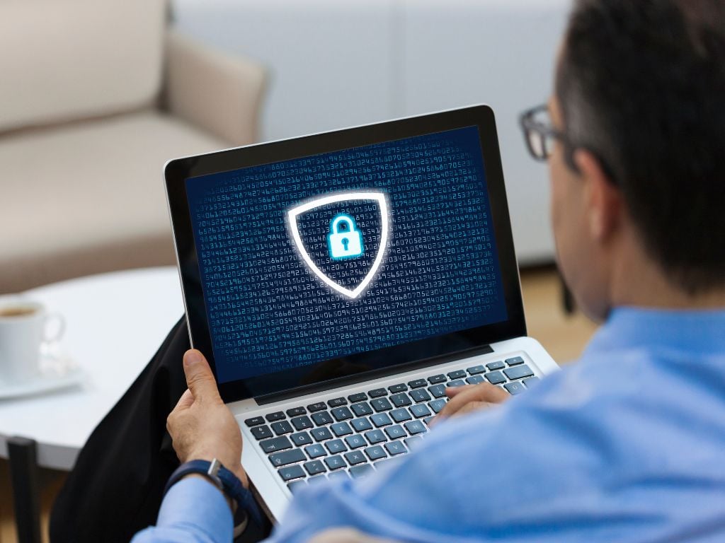Alumno de un curso online viendo el Reglamento de Tratamiento de Datos