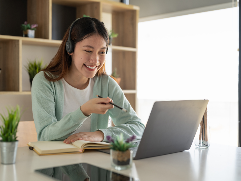 Alumna de un curso online realizando una clase en directo.